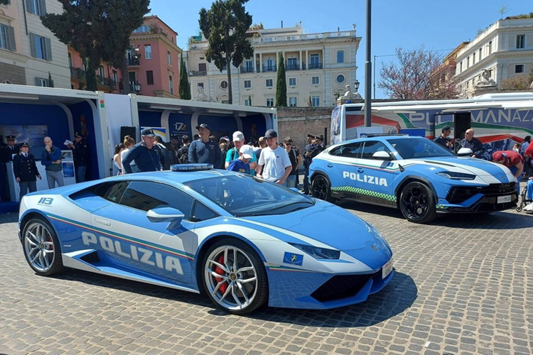 Năm 2024 đánh dấu 20 năm hợp tác giữa Lamborghini và cảnh sát Ý "Polizia di Stato” (cảnh sát quốc gia), gồm các mẫu siêu xe Gallardo, Huracan và Urus.