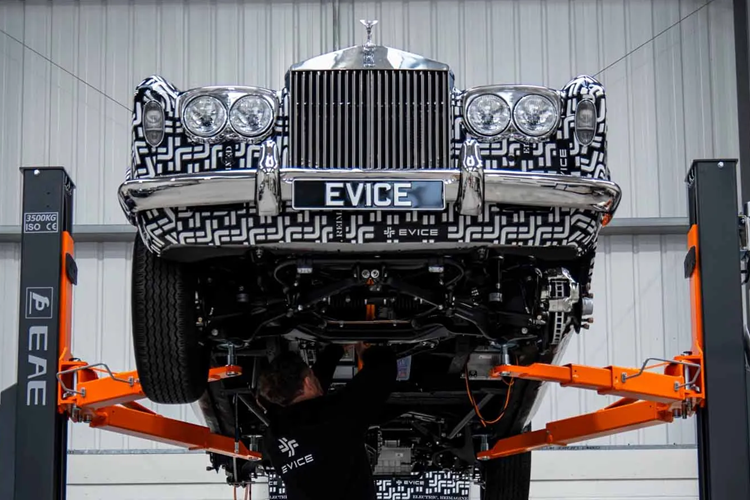 Kết hợp nhiều yếu tố này với việc xe không còn phát ra tiếng ồn động cơ thực sự sẽ mang lại trải nghiệm lái xe thư thái hơn nữa. Bên cạnh sự thoải mái, lý do chính khác khiến mọi người mua Silver Shadows là khoang nội thất xe được trang bị gỗ và vải sang trọng.