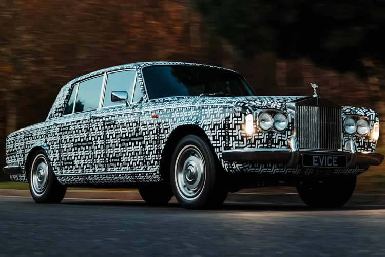 Evice cũng sẽ thực hiện những thay đổi ở khoang nội thất xe như lắp ghế sưởi điện tử, hệ thống kiểm soát khí hậu mới, bộ âm thanh nâng cấp và màn hình thông tin giải trí, hỗ trợ kết nối điện thoại thông minh và thậm chí có camera lùi.