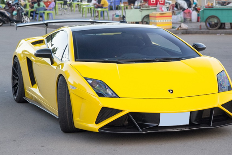 Đầu tiên là việc xe không còn mang màu trắng mà chuyển sang màu vàng, chưa rõ được sơn lại hay dán đề-can đổi màu, tiếp theo là chiếc siêu xe Lamborghini Gallardo LP560-4 phong cách xe đua Squadra Corse này đã được tháo bỏ cánh gió đuôi cố định, các chi tiết độ còn lại không thay đổi gì nhiều.