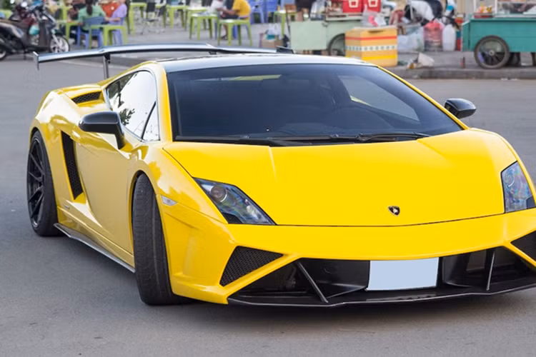 Đầu tiên là việc xe không còn mang màu trắng mà chuyển sang màu vàng, chưa rõ được sơn lại hay dán đề-can đổi màu, tiếp theo là chiếc siêu xe Lamborghini Gallardo LP560-4 phong cách xe đua Squadra Corse này đã được tháo bỏ cánh gió đuôi cố định, các chi tiết độ còn lại không thay đổi gì nhiều.