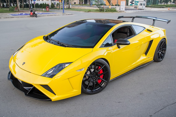 Sau cùng là biển số thay vì có 3979 là thần tài nhỏ và thần tài lớn, đã chuyển sang biển 1996, nhiều khả năng là ám chỉ chủ nhân của xe là 1 tay chơi cuối 9X.