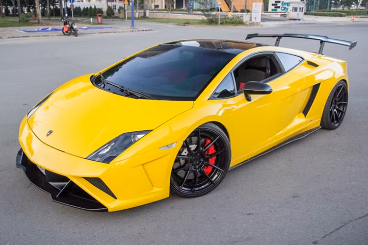 Sau cùng là biển số thay vì có 3979 là thần tài nhỏ và thần tài lớn, đã chuyển sang biển 1996, nhiều khả năng là ám chỉ chủ nhân của xe là 1 tay chơi cuối 9X.