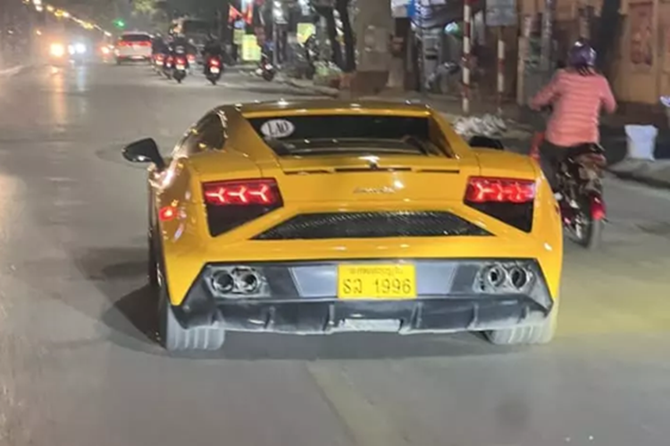 Nhưng vài năm qua, chiếc siêu xe Lamborghini Gallardo LP560-4 độ Squadra Corse này bất ngờ mất tích bí ẩn, chỉ chịu tái xuất gần đây với diện mạo có thể làm cho không ít người yêu xe bất ngờ. Đó là bộ áo của xe, bản độ có sự thay đổi, và quan trọng hơn là biển số mới.