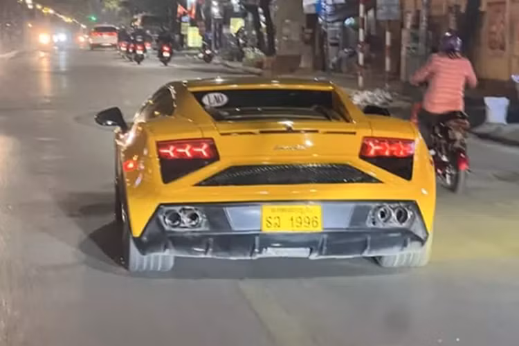Nhưng vài năm qua, chiếc siêu xe Lamborghini Gallardo LP560-4 độ Squadra Corse này bất ngờ mất tích bí ẩn, chỉ chịu tái xuất gần đây với diện mạo có thể làm cho không ít người yêu xe bất ngờ. Đó là bộ áo của xe, bản độ có sự thay đổi, và quan trọng hơn là biển số mới.