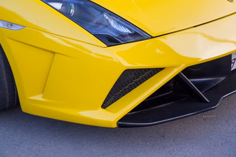 Siêu xe Lamborghini Gallardo được sản xuất từ năm 2004 và được trang bị động cơ V10, dung tích 5.0 lít, sản sinh công suất tối đa 493 mã lực và mô-men xoắn cực đại 510 Nm.