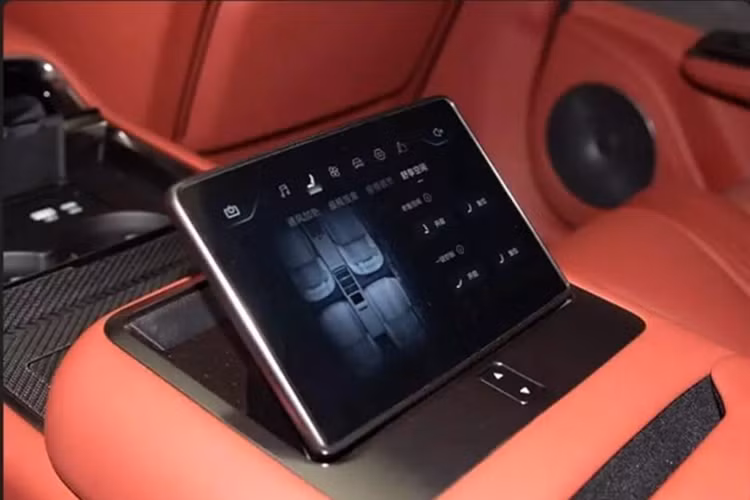 Nội thất áp dụng cùng khái niệm thiết kế “Star Ring Cockpit” như của Yangwang U8, được bọc bằng da Nappa, sợi carbon và ốp cửa bằng gỗ thật.