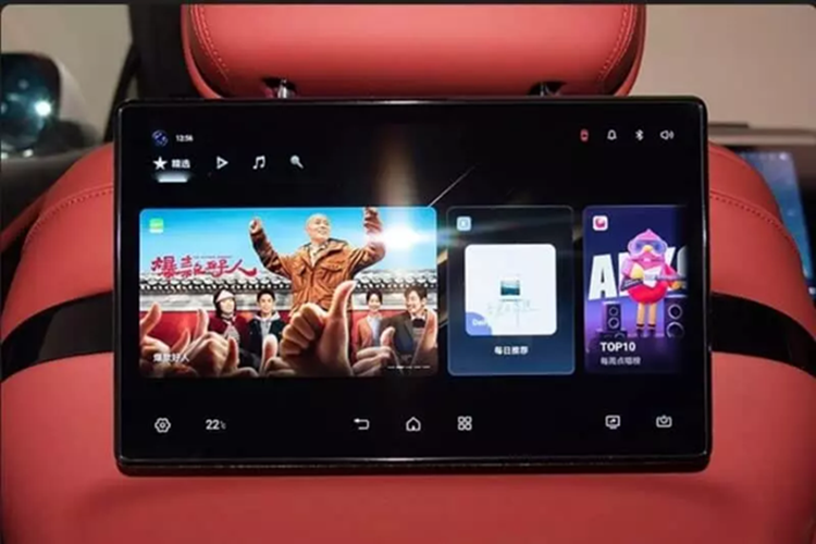 Bán kính quay vòng tối thiểu là 4,85 mét. Đồng thời, hệ thống treo DiSus-Z thay thế bộ giảm xóc thủy lực truyền thống bằng động cơ treo từ tính. Kết hợp với e 4 , Yangwang U7 cũng hỗ trợ các khả năng như ổn định lốp xe nổ tốc độ cao, tránh chướng ngại vật khẩn cấp và điều chỉnh thông số hệ thống treo dựa trên việc xác định điều kiện đường sá.