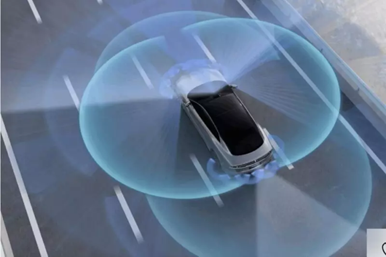 Được trang bị “God's Eye”, một hệ thống hỗ trợ lái xe tiên tiến, Yangwang U7 có ba lidar tầm cực xa, năm radar sóng milimet, 13 camera độ nét cao và 12 radar siêu âm để đạt được khả năng L2+ mà không cần dựa vào bản đồ có độ chính xác cao.