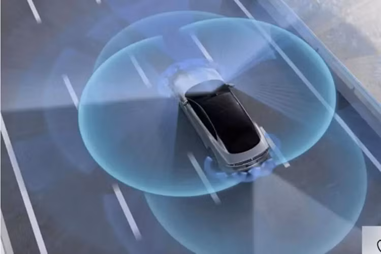 Được trang bị “God's Eye”, một hệ thống hỗ trợ lái xe tiên tiến, Yangwang U7 có ba lidar tầm cực xa, năm radar sóng milimet, 13 camera độ nét cao và 12 radar siêu âm để đạt được khả năng L2+ mà không cần dựa vào bản đồ có độ chính xác cao.