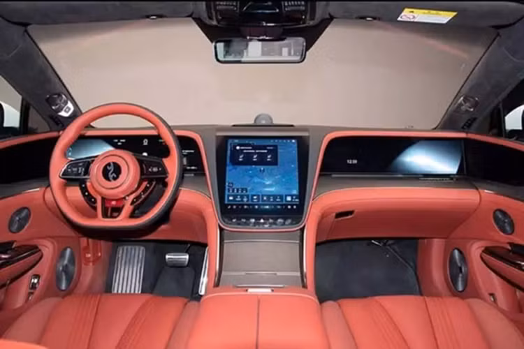 Dung tích bình nhiên liệu là 60 L, phạm vi điện thuần túy là 200 km và phạm vi toàn diện là 1.000 km. Với chế độ sạc nhanh DC một súng (công suất tối đa 230 kW), mất 10 phút để sạc từ 30% đến 80%. Ngoài ra, nền tảng e 4 hỗ trợ lái bánh sau thông minh hai chiều 20°, chuyển động ngang song song và xoay thùng.