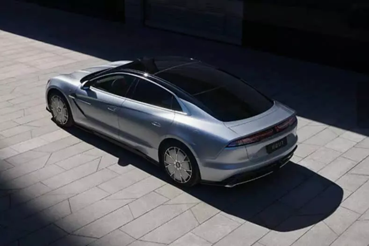 Hơn nữa, ghế trước có thể điều chỉnh tới 20 hướng với chức năng thông gió và sưởi ấm, và chức năng massage bằng đá nóng. Phiên bản 4 chỗ ngồi cũng cung cấp ghế sau độc lập với chỗ để chân chỉnh điện.