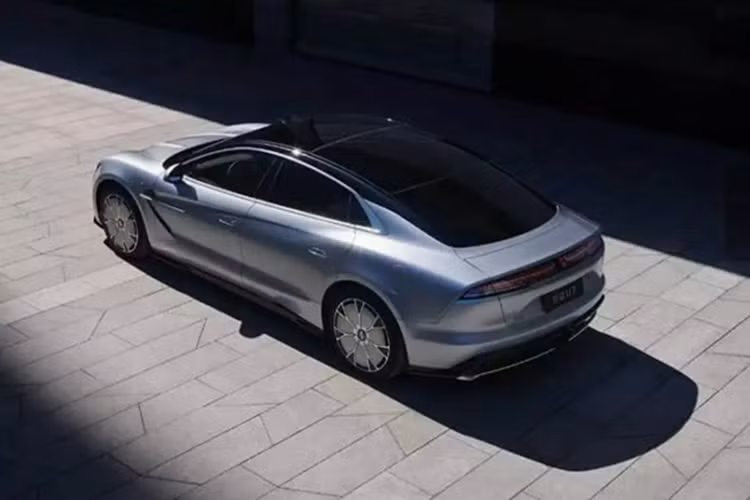 Hơn nữa, ghế trước có thể điều chỉnh tới 20 hướng với chức năng thông gió và sưởi ấm, và chức năng massage bằng đá nóng. Phiên bản 4 chỗ ngồi cũng cung cấp ghế sau độc lập với chỗ để chân chỉnh điện.