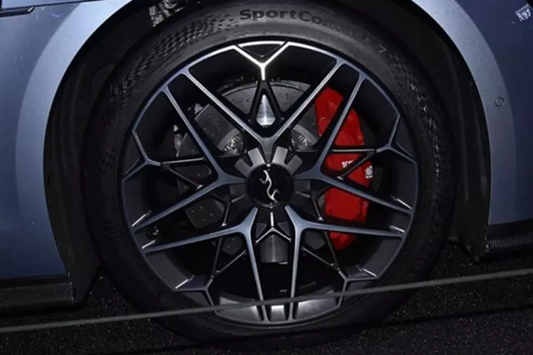 Một màn hình cong OLED 12,8 inch được lắp đặt ở trung tâm, được cung cấp năng lượng bởi hệ thống buồng lái thông minh DiLink 150 thế hệ mới với chip buồng lái DiLink 4 nanomet và tích hợp với mẫu DeepSeek R1 để hiện thực hóa hỗ trợ trợ lý giọng nói AI. Hệ thống âm thanh đến từ 23 loa Dynaudio.