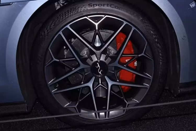 Một màn hình cong OLED 12,8 inch được lắp đặt ở trung tâm, được cung cấp năng lượng bởi hệ thống buồng lái thông minh DiLink 150 thế hệ mới với chip buồng lái DiLink 4 nanomet và tích hợp với mẫu DeepSeek R1 để hiện thực hóa hỗ trợ trợ lý giọng nói AI. Hệ thống âm thanh đến từ 23 loa Dynaudio.