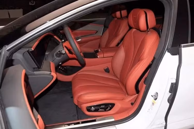 Với bộ sạc nhanh DC dual-gun (công suất tối đa 500 kW), mất 20 phút để sạc từ 30% đến 80%. Biến thể PHEV được cung cấp năng lượng bởi một động cơ 2.0T bổ sung trên bốn động cơ điện và kết hợp với pin BYD Blade 52,4 kWh.