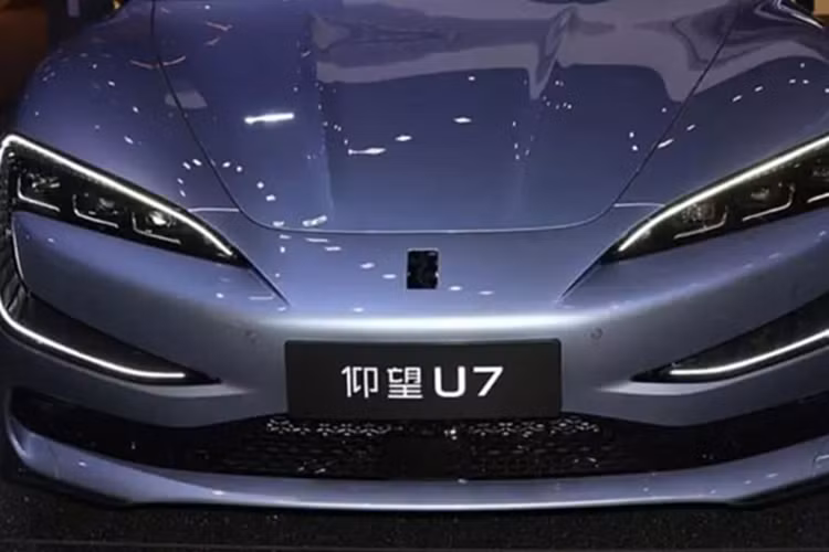 Về mặt công suất, biến thể EV được trang bị bốn động cơ điện của nền tảng e 4, với tổng công suất hệ thống là 960 kW (1.287 mã lực), mô-men xoắn tổng cộng là 1.680 Nm, thời gian tăng tốc từ 0 - 100 km/h là 2,9 giây và tốc độ tối đa là 270 km/h; kết hợp với pin BYD Blade 135,5 kWh, cung cấp phạm vi CLTC là 720 km.