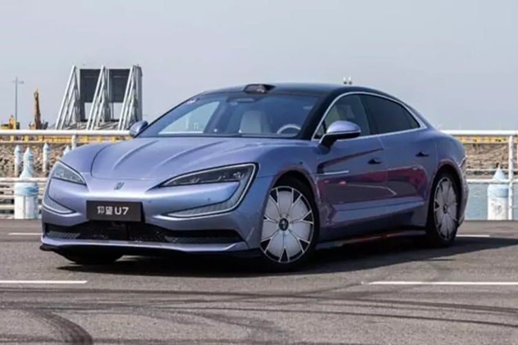 Mới đay, BYD ra mắt Yangwang U7 tại thị trường Trung Quốc – mẫu sedan chủ lực đầu tiên dưới thương hiệu Yangwang. Mức giá xe Yangwang U7 2025 từ 628.000 – 708.000 nhân dân tệ (86.500 – 98.000 đô la), có sẵn ở dạng bố trí 4 và 5 chỗ ngồi cũng như các biến thể EV và PHEV.