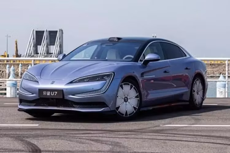 Mới đay, BYD ra mắt Yangwang U7 tại thị trường Trung Quốc – mẫu sedan chủ lực đầu tiên dưới thương hiệu Yangwang. Mức giá xe Yangwang U7 2025 từ 628.000 – 708.000 nhân dân tệ (86.500 – 98.000 đô la), có sẵn ở dạng bố trí 4 và 5 chỗ ngồi cũng như các biến thể EV và PHEV.