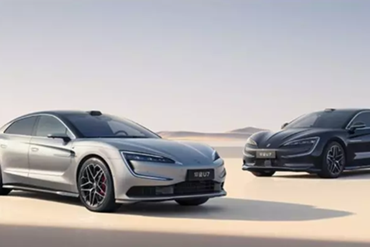 Ngoài ra còn có màn hình giải trí 6 inch cho phi công phụ, bảng điều khiển 23,6 inch, AR-HUD, hai màn hình đa phương tiện phía sau 12,8 inch, gương chiếu hậu kỹ thuật số, camera giám sát người lái và camera giám sát buồng lái.