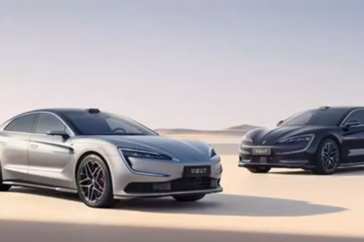 Ngoài ra còn có màn hình giải trí 6 inch cho phi công phụ, bảng điều khiển 23,6 inch, AR-HUD, hai màn hình đa phương tiện phía sau 12,8 inch, gương chiếu hậu kỹ thuật số, camera giám sát người lái và camera giám sát buồng lái.