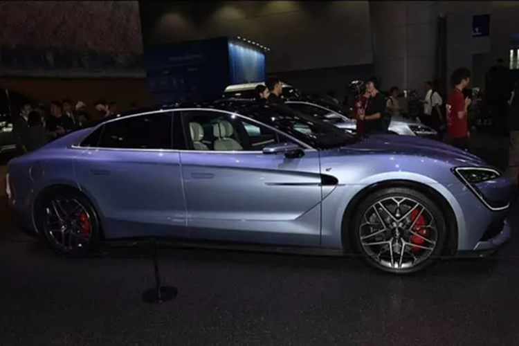 Chiếc xe mới này có hệ thống treo DiSus-Z của hãng, nền tảng e4 (Yisifang), hệ thống hỗ trợ lái xe tiên tiến “God's Eye” và bốn động cơ điện. Nhìn chung, theo BYD, vẻ ngoài của xe được lấy cảm hứng từ khái niệm “tinh thể năng lượng”. Có bốn màu sơn ngoại thất được cung cấp.