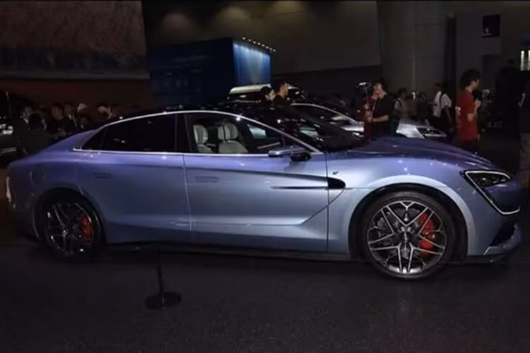 Chiếc xe mới này có hệ thống treo DiSus-Z của hãng, nền tảng e4 (Yisifang), hệ thống hỗ trợ lái xe tiên tiến “God's Eye” và bốn động cơ điện. Nhìn chung, theo BYD, vẻ ngoài của xe được lấy cảm hứng từ khái niệm “tinh thể năng lượng”. Có bốn màu sơn ngoại thất được cung cấp.