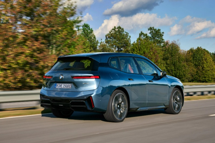 Ngoại thất của BMW iX 2025 cũng được cải thiện đáng kể với hệ thống đèn LED ẩn, tạo hiệu ứng ánh sáng bắt mắt vào ban đêm trên lưới tản nhiệt. Khu vực cản trước và sau của xe cũng được tinh chỉnh nhìn gọn gàng và thuận mắt hơn.