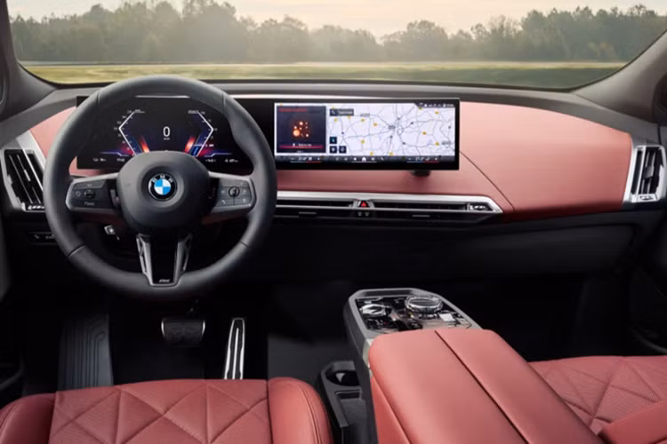 Về nội thất, khoang cabin của BMW iX 2025 vẫn giữ thiết kế đặc trưng với màn hình cong chạy hệ điều hành Operating System 8.5. Ở lần nâng cấp giữa vòng đời này, xe có bộ ghế New M Multi-Function là trang bị tiêu chuẩn cho bản M70. Loại ghế này đã được cải tiến với tựa lưng rộng hơn và tính năng làm mát chủ động.