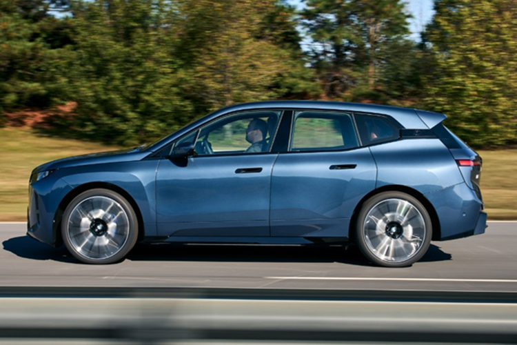 Phiên bản xDrive60 sở hữu công suất tối đa 516 mã lực, thời gian tăng tốc từ 0-96 km/h là 4,4 giây và tốc độ tối đa 200 km/h. Phiên bản cao cấp nhất M70 có công suất lên tới 650 mã lực, giúp xe tăng tốc từ 0-96 km/h chỉ trong 3,6 giây và đạt tốc độ tối đa 250 km/h.