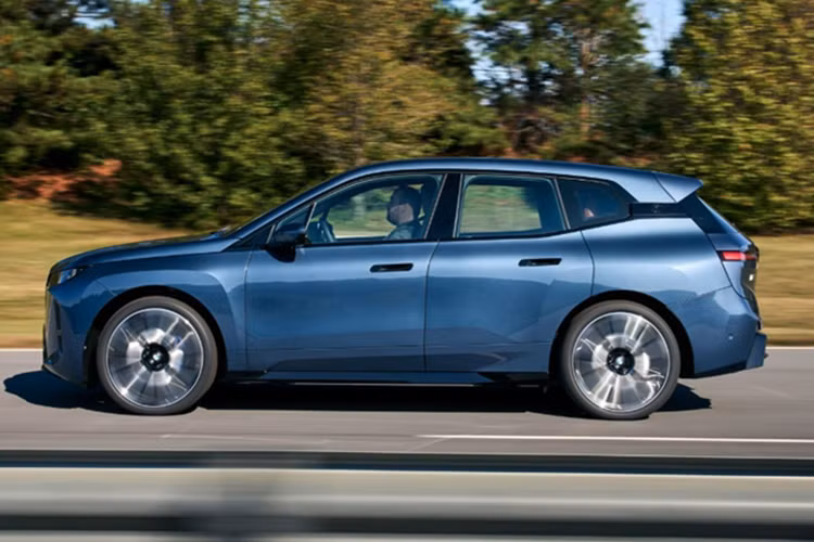 Phiên bản xDrive60 sở hữu công suất tối đa 516 mã lực, thời gian tăng tốc từ 0-96 km/h là 4,4 giây và tốc độ tối đa 200 km/h. Phiên bản cao cấp nhất M70 có công suất lên tới 650 mã lực, giúp xe tăng tốc từ 0-96 km/h chỉ trong 3,6 giây và đạt tốc độ tối đa 250 km/h.