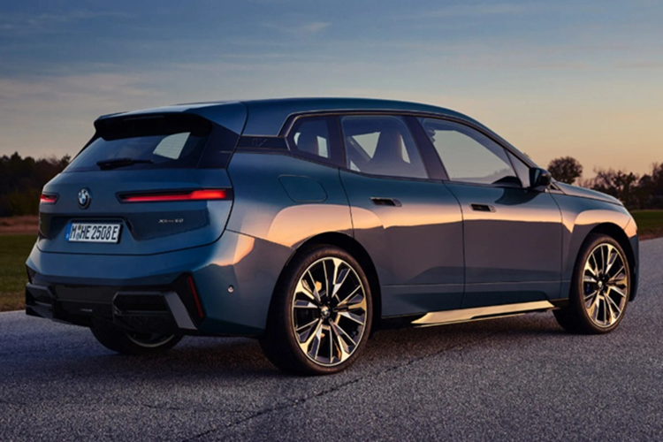 Tùy thuộc vào từng phiên bản và thị trường, BMW iX 2025 có thể được trang bị hệ thống tự hành level 2+ bao gồm các tính năng như: hỗ trợ lái xe trên đường cao tốc có thể hoạt động ở dải tốc độ tối đa 130km/h, hỗ trợ đổi làn đường chủ động thông qua cử chỉ mắt, hỗ trợ đỗ xe nâng cao, hỗ trợ đỗ xe thông qua điện thoại thông minh, Active Cruise Control với Stop and Go ở tốc độ tối đa 180km/h, cảnh báo lệch làn và hỗ trợ giữ làn đường...