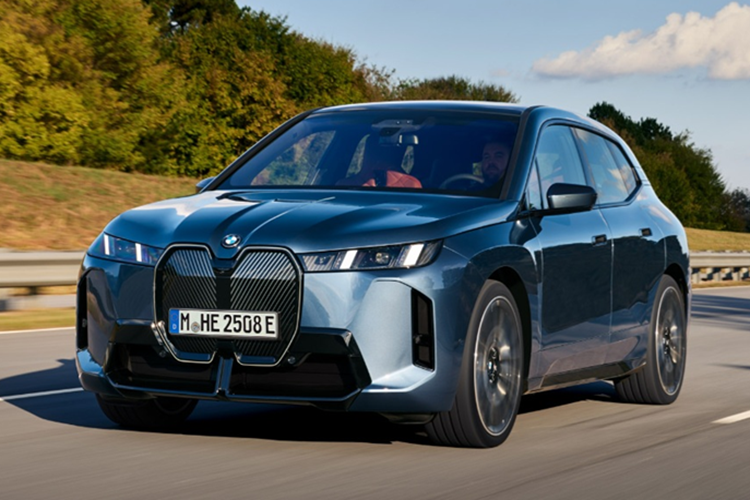 Cụ thể, xe SUV điện BMW iX xDrive45 2025 được trang bị hệ dẫn động bốn bánh toàn thời gian xDrive cùng với hai mô-tơ điện đặt ở hai cầu xe, cho công suất tối đa 402 mã lực và khả năng tăng tốc từ 0-96 km/h chỉ trong 4,9 giây. Quãng đường di chuyển tối đa sau mỗi lần sạc đầy của phiên bản này là 502 km.