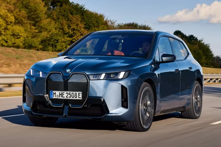 Cụ thể, xe SUV điện BMW iX xDrive45 2025 được trang bị hệ dẫn động bốn bánh toàn thời gian xDrive cùng với hai mô-tơ điện đặt ở hai cầu xe, cho công suất tối đa 402 mã lực và khả năng tăng tốc từ 0-96 km/h chỉ trong 4,9 giây. Quãng đường di chuyển tối đa sau mỗi lần sạc đầy của phiên bản này là 502 km.