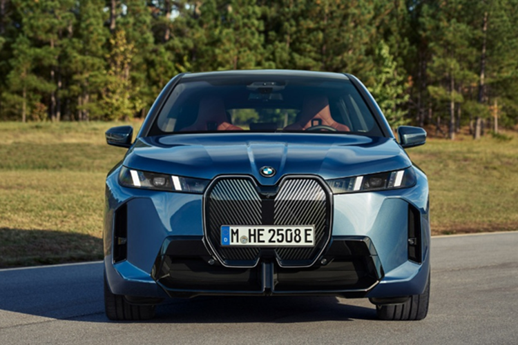 Không chỉ nâng cấp về hiệu suất, BMW iX 2025 còn được cải thiện phạm vi hoạt động sau mỗi lần sạc đầy. Cụ thể, bản xDrive60 có thể di chuyển tối đa 547 km (tăng 48 km so với trước), trong khi bản M70 cũng được cải thiện tầm vận hành lên 486 km.