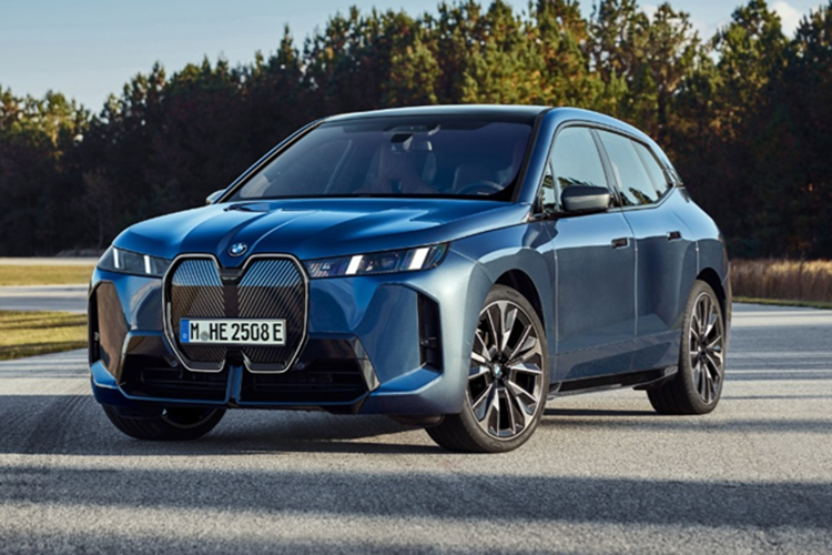 Chưa hết, BMW iX 2025 còn có hệ thống bơm nhiệt hiệu suất cao, giúp tận dụng nhiệt thừa từ hệ truyền động, pin và không khí xung quanh để sưởi ấm nội thất. Công nghệ này không chỉ giúp duy trì sự thoải mái cho hành khách mà còn góp phần làm ấm pin, từ đó kéo dài quãng đường di chuyển.