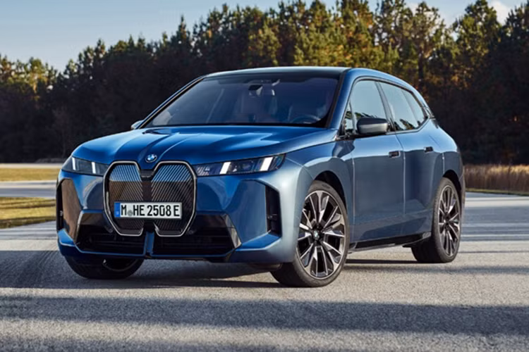 Chưa hết, BMW iX 2025 còn có hệ thống bơm nhiệt hiệu suất cao, giúp tận dụng nhiệt thừa từ hệ truyền động, pin và không khí xung quanh để sưởi ấm nội thất. Công nghệ này không chỉ giúp duy trì sự thoải mái cho hành khách mà còn góp phần làm ấm pin, từ đó kéo dài quãng đường di chuyển.