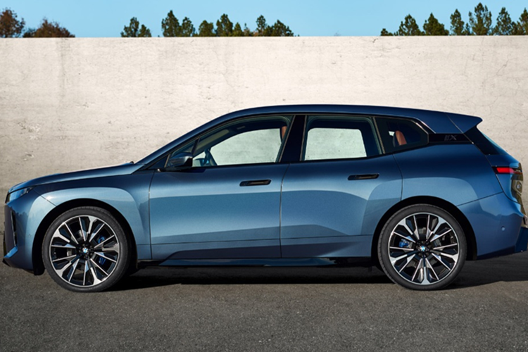 Ở bản M70 cao cấp, lưới tản nhiệt được thiết kế hầm hố mang phong cách của các dòng xe hiệu suất cao như BMW M3 và M4, đi kèm với gói ngoại thất Shadowline. Bản này cũng được trang bị ốp gương chiếu hậu màu đen, mâm hợp kim đặc biệt và tùy chọn mâm lên tới 23 inch. Trong khi đó, hai bản thấp hơn vẫn sử dụng mâm hợp kim 20 inch, đi kèm tùy chọn nâng cấp lên 21 hoặc 22 inch.