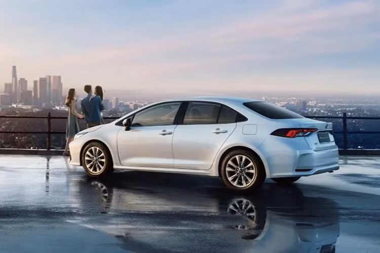 Phiên bản G có thêm đèn sương mù LED và bộ mâm hợp kim nhôm 16 inch, trong khi bản X tiêu chuẩn vẫn sử dụng mâm thép 15 inch với ốp nhựa. Đáng chú ý, bản X cũng không được trang bị màn hình giải trí trung tâm, đồng hồ tốc độ vẫn là loại analog truyền thống.