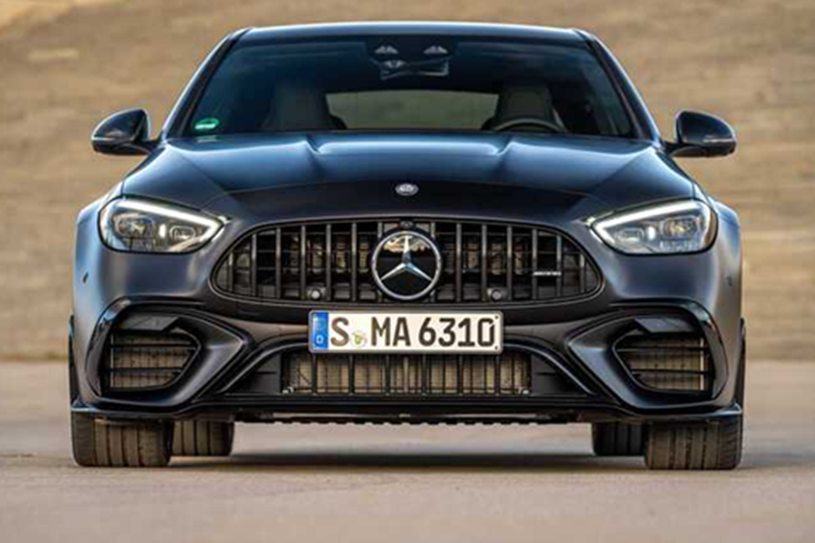 Động cơ 8 xi lanh của Mercedes-AMG đã được tinh chỉnh để đáp ứng tiêu chuẩn Euro 7 sắp tới, vì vậy tương lai của nó là an toàn. Đồng thời, AMG cũng đang trên đường cho ra mắt "động cơ V8 điện khí hóa công nghệ cao thế hệ tiếp theo". Một báo cáo mới tuyên bố rằng động cơ này không chỉ dành cho các mẫu xe trong tương lai mà còn dành cho cả C63 hiện tại.