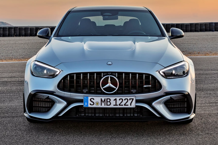 Vào đầu năm nay, ông chủ của Affalterbach thừa nhận AMG đã mất một số khách hàng sau khi giảm một nửa số xi-lanh ở C63. Việc giảm giá đáng kể ở Đức cho thấy chiếc xe không bán chạy lắm.