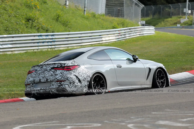 AMG mới đây đã xác nhận với trang Motor1 rằng mẫu AMG C63 không có động cơ V8, trái ngược với báo cáo trước đó. Các mẫu xe AMG khác vẫn sẽ có động cơ V8 mới, nhưng không rõ công ty đã có kế hoạch gì cho C63 mới bản nâng cấp.