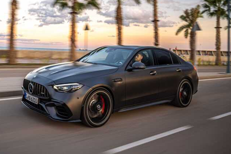 Bất chấp các quy định về khí thải ngày càng nghiêm ngặt, tuần trước hãng xe Đức đã tuyên bố sẽ giữ nguyên động cơ V8 trên Mercedes-AMG C63 2026 của mình. Ngay cả S-Class cũng sẽ giữ nguyên động cơ V12 ở một số thị trường nhất định.