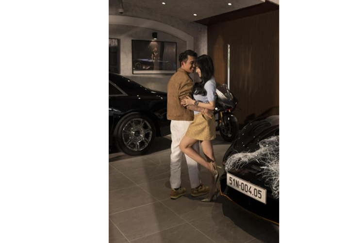 Để có thể lăn bánh hợp pháp tại Việt Nam, chiếc McLaren Elva hơn 200 tỷ đồng này bắt buộc phải được trang bị thêm kính chắn gió. Đây cũng là một điểm gây đáng tiếc bởi Elva được ra đời với ý tưởng là một mẫu xe speedster (không có mui và không kính chắn gió).