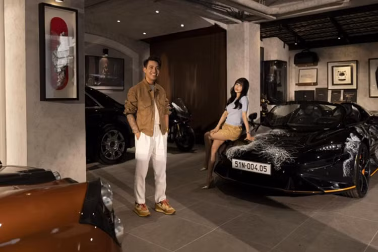 Theo đó, xe được gắn biển số 51N-004.05 cho McLaren Elva. Biển số này gần như tương đồng với biển số 51L-00.405 của “thần gió” Pagani Huayra “độc” nhất Việt Nam mà vị thiếu gia ngành nhựa này đang sở hữu.