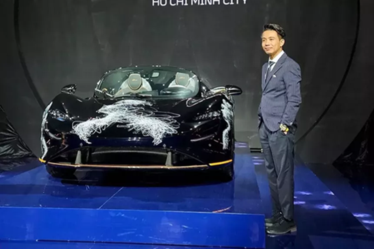 Các nét vẽ đều thể hiện nét đẹp dịu dàng của một người phụ nữ mà phải nhìn gần chiếc xe mới có thể cảm nhận được.