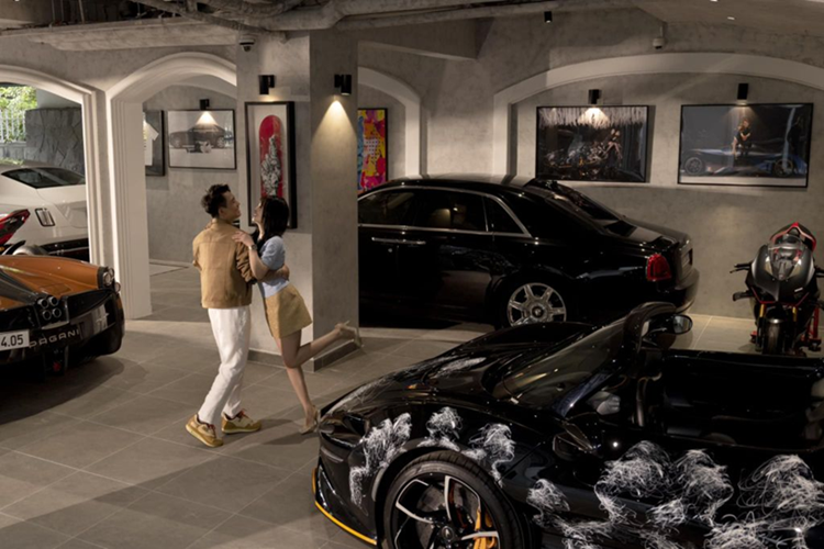 Chiếc McLaren Elva của doanh nhân ngành nhựa sở hữu “bộ cánh” màu đen ánh kim, cùng đường viền cam ở cản trước, bên hông và khe gió làm điểm nhấn.