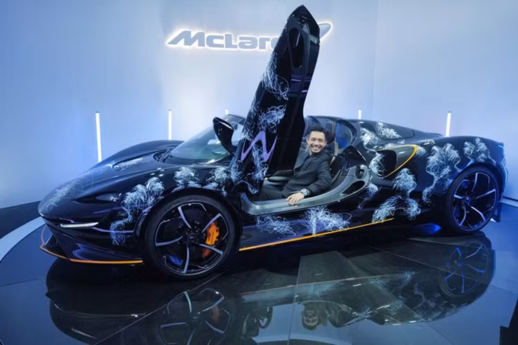 Điểm ấn tượng nhất của siêu xe Anh Quốc này là tác phẩm nghệ thuật mang tên "Icare" được vẽ trực tiếp lên thân bởi họa sĩ Hom Nguyen và lấy cảm hứng từ thần thoại Hy Lạp Icarus. Họa sĩ đã mất 72 giờ để hoàn thiện được tác phẩm trên chiếc Elva độc nhất thế giới này.