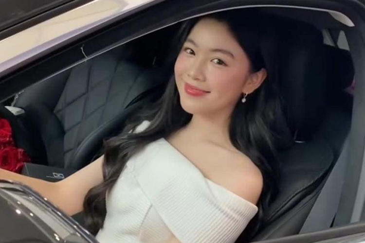 Tương tự, bên trong cabin cũng là một không gian với thiết kế xa hoa với sự xuất hiện của loạt chất liệu đắt đỏ như da cao cấp, ốp gỗ Manufaktur màu đen piano... và một "bầu trời công nghệ".