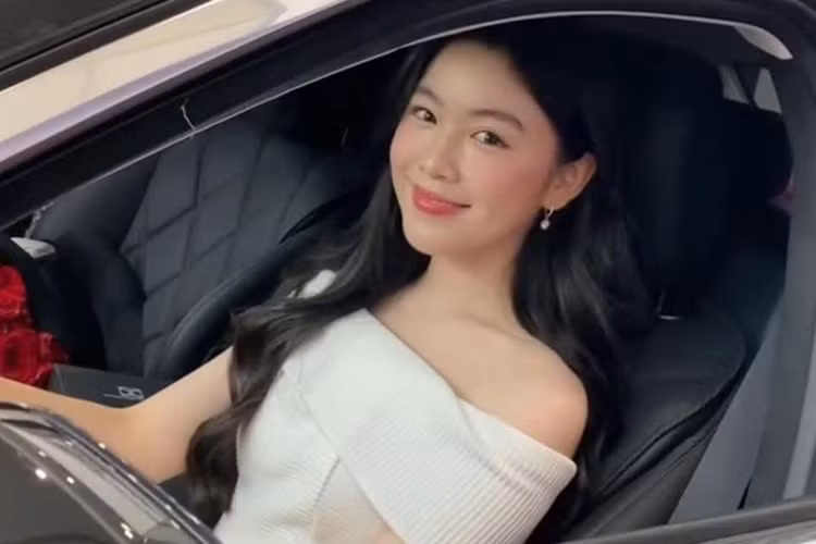 Tương tự, bên trong cabin cũng là một không gian với thiết kế xa hoa với sự xuất hiện của loạt chất liệu đắt đỏ như da cao cấp, ốp gỗ Manufaktur màu đen piano... và một "bầu trời công nghệ".